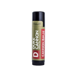 Duke Cannon Balm Labio Tactico SPF15 en acción, protección UV para exteriores