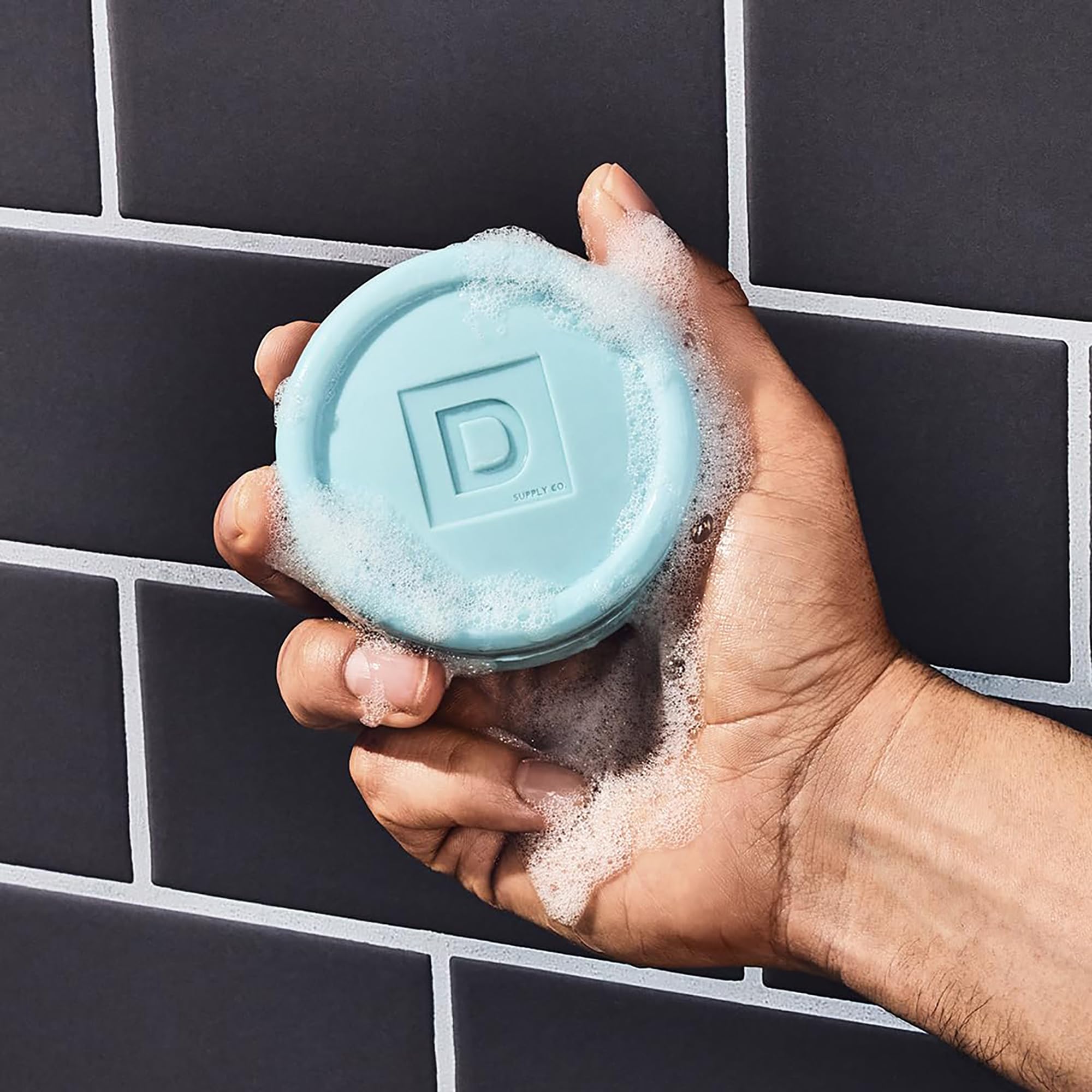 Duke Cannon Bar Soap Puck, espuma abundante, sensación de piel suave.
