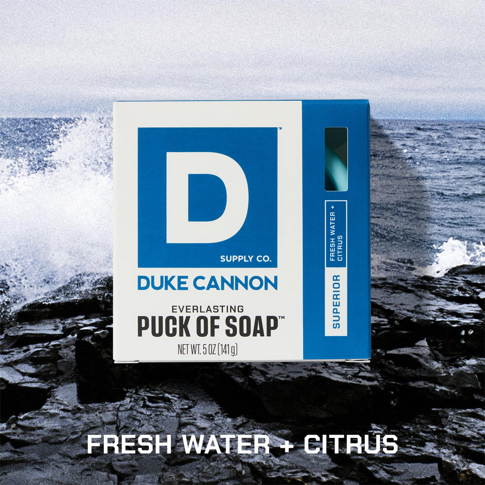 Duke Cannon Bar Soap Puck, detalle de molienda triple, duradera y de calidad.