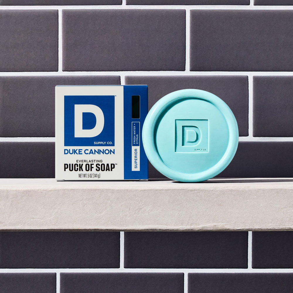 Duke Cannon Bar Soap Puck, uso diario en ducha para piel limpia.