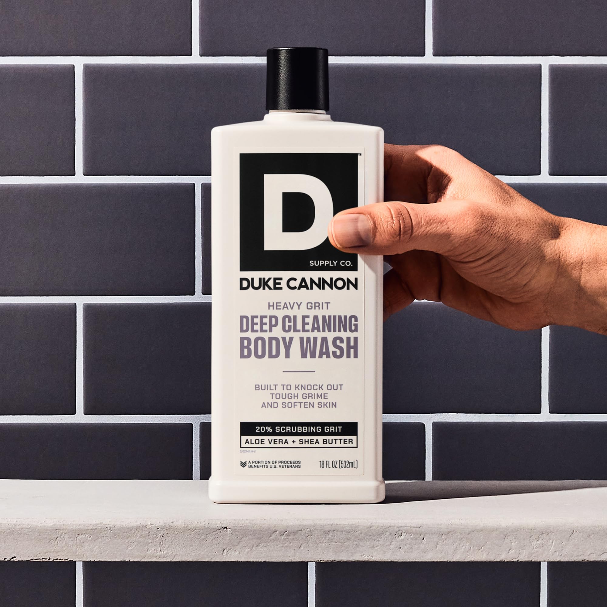 Duke Cannon Heavy Grit textura espumosa, espuma cremosa para lavado suave.