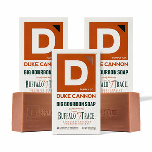 Jabón Duke Cannon barra grande con aroma amaderado para limpieza diaria.