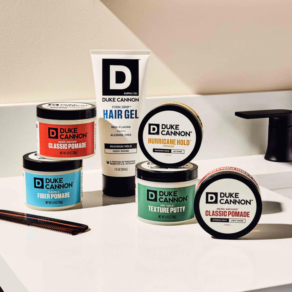 Duke Cannon News Anchor frasco compacto ideal para retoques diarios.