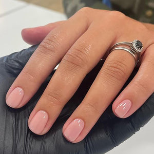 Uñas Dulyork rosa neutro con acabado brillante para apariencia natural.