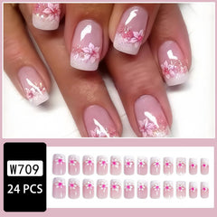 DZPGUONIZ detalle de diseño floral en uñas francesas rosadas