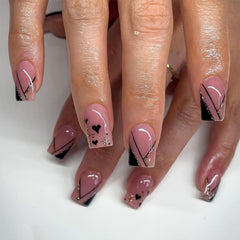 Uñas DZPGUONIZ Frances con puntas negras y corazón dorado, estilo moderno para ocasiones.
