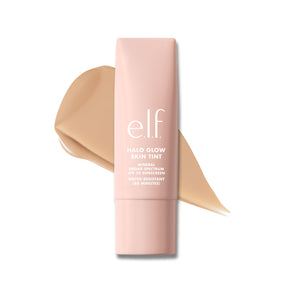 e.l.f. Halo Glow Skin Tint aplica suavemente para un resplandor natural y protección mineral SPF50