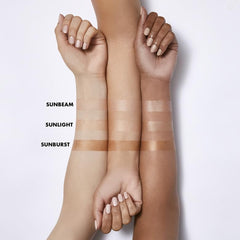 e.l.f. Suntouchable Whoa Glow SPF 30, tono durazno suave para brillo natural.