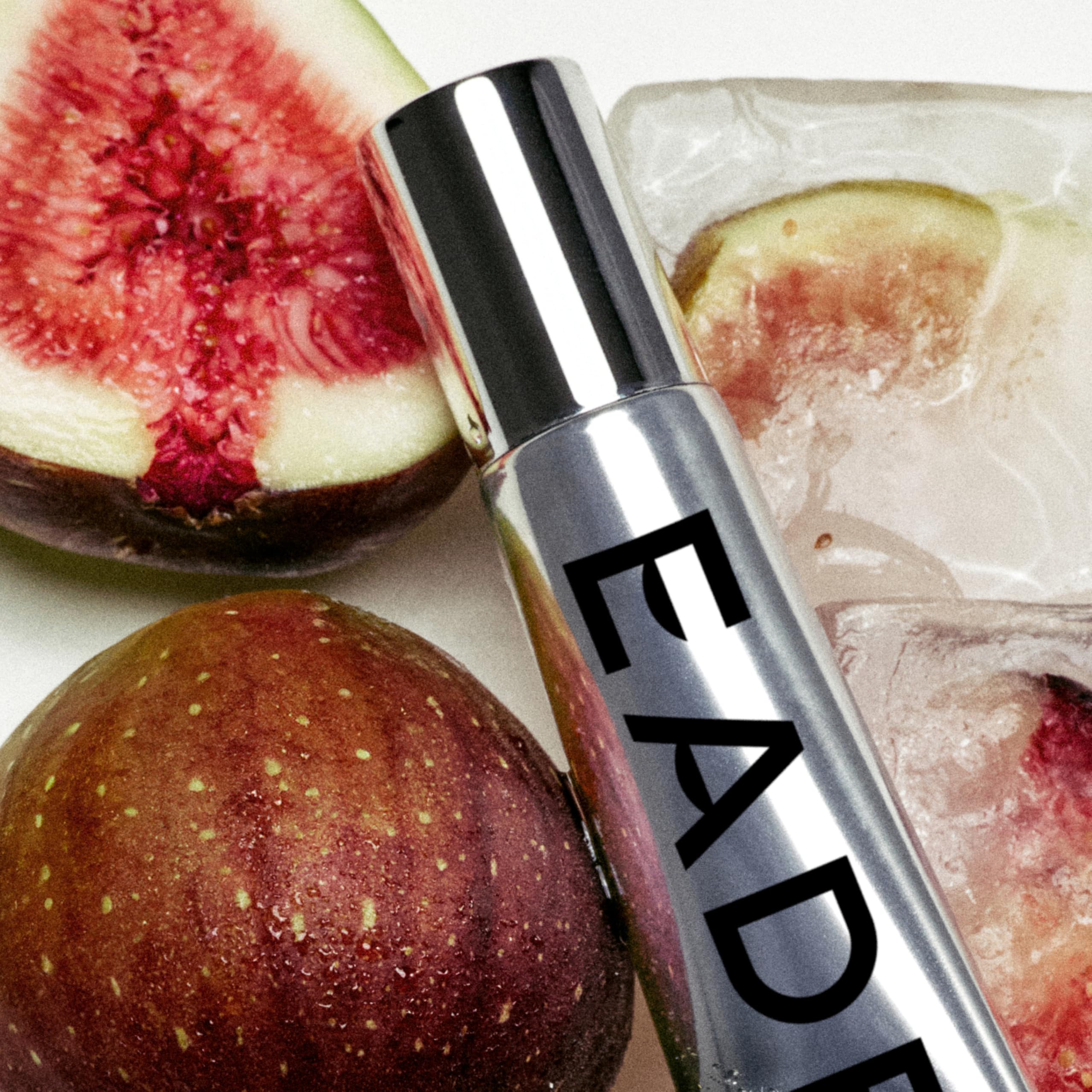 eaDem Le Chouchou balsamo labial tono higo para un look sofisticado.