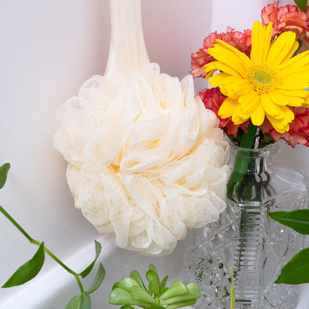 EcoTools EcoPouf uso con gel de ducha para exfoliar suavemente.