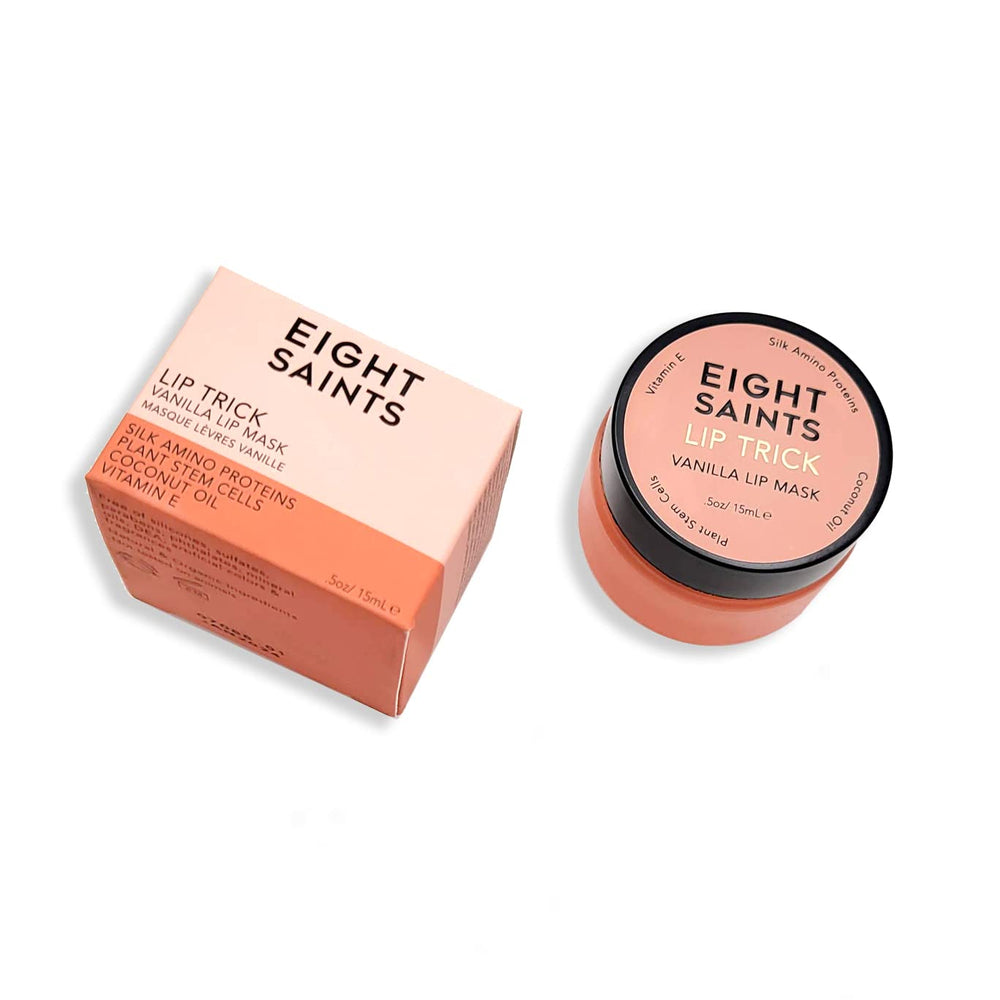 Aplicación de Eight Saints Lip Trick para labios suaves y bien cuidados.