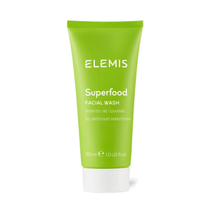 ELEMIS Superfood limpia la piel en una botella de 30 ml para uso diario.