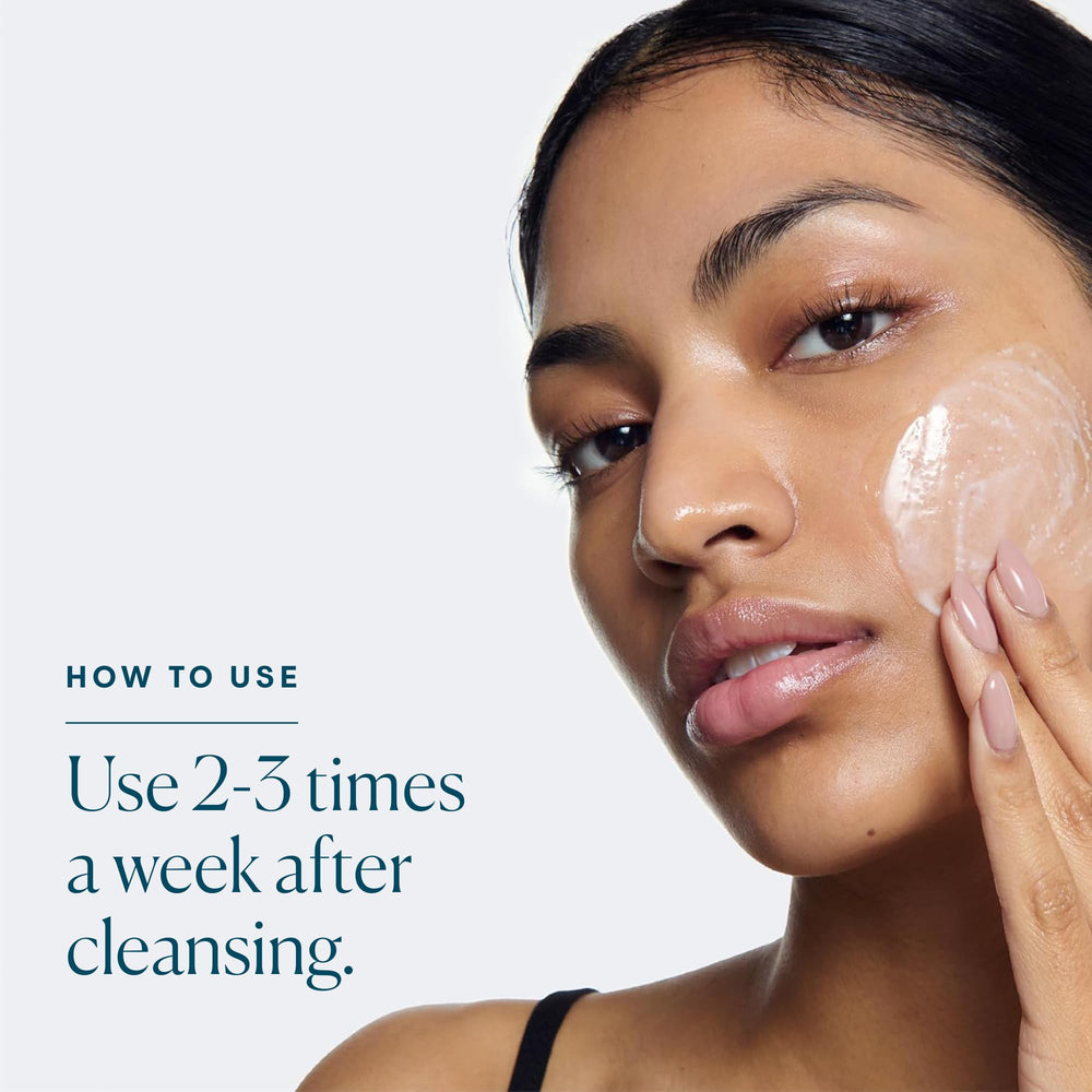 ELEMIS Pro-Collagen Glow Boost Exfoliator: aplicación en manos para exfoliar piel limpia.