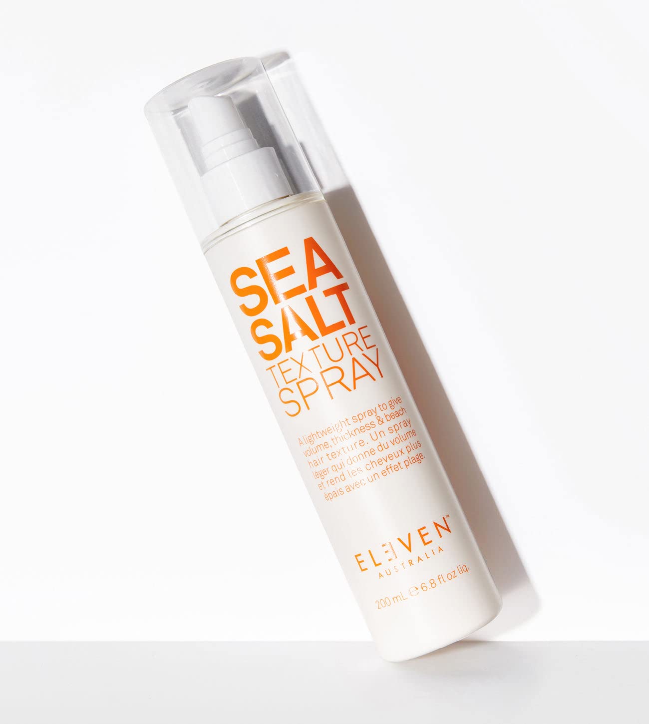 Aplicación del spray en mano para texturizar con look de playa.