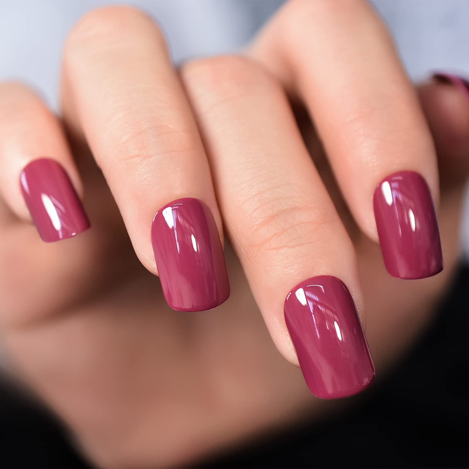 Elevenail uñas postizas con acabado brillo rosa oscuro para un look sofisticado.