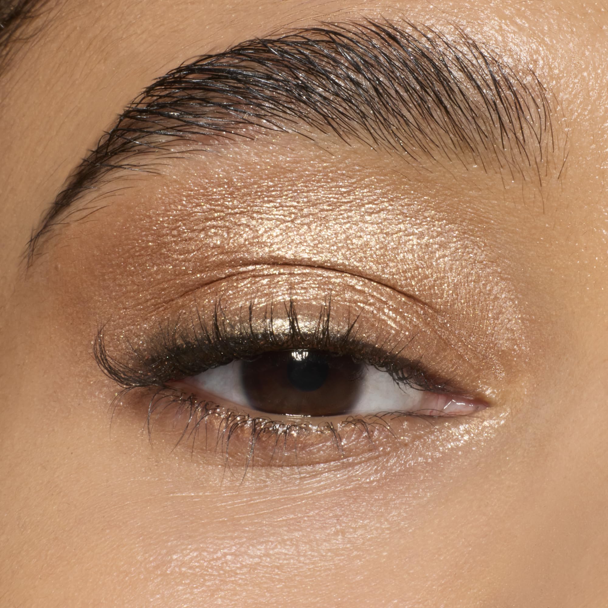 e.l.f. Fine as Fleck crea destellos luminosos duraderos en la mirada.