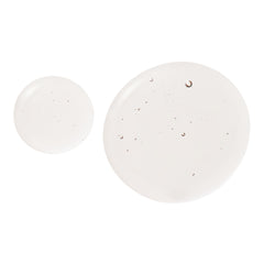 e.l.f. SKIN Hidratación Sagrada: espuma suave en palma para limpieza.