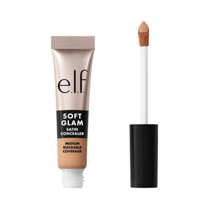 Concealer e.l.f. Soft Glam Satin en tubo con aplicador para retoques precisos.