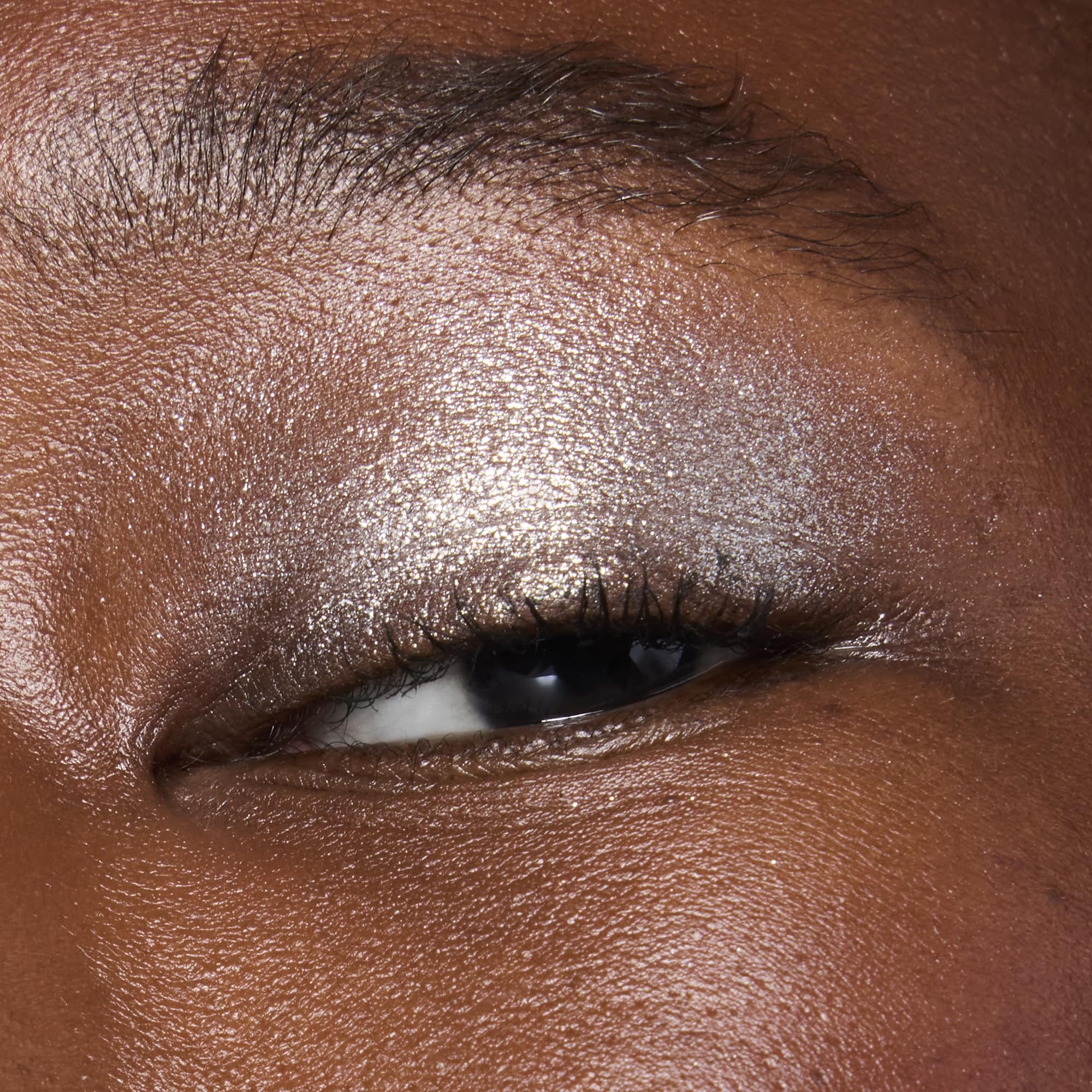 Brillo de fiesta con e.l.f. Fine as Fleck para looks festivos.