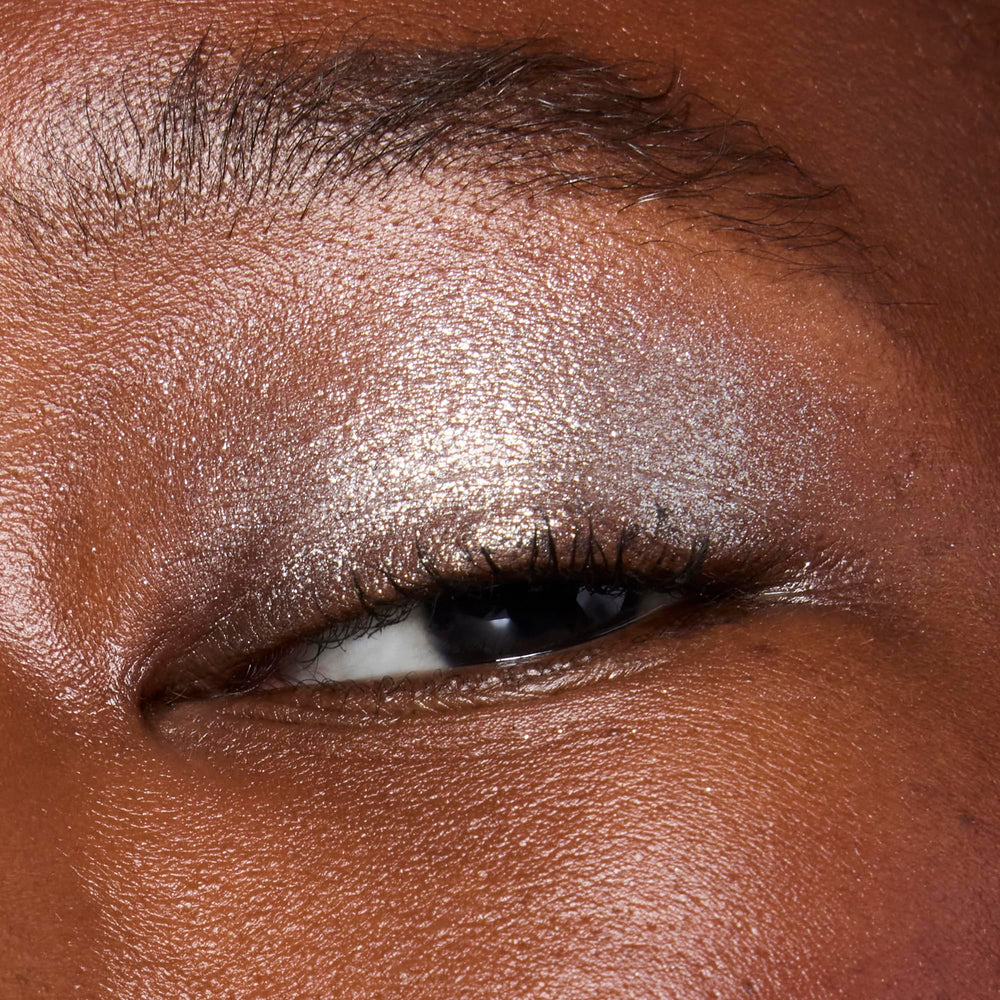 Brillo de fiesta con e.l.f. Fine as Fleck para looks festivos.