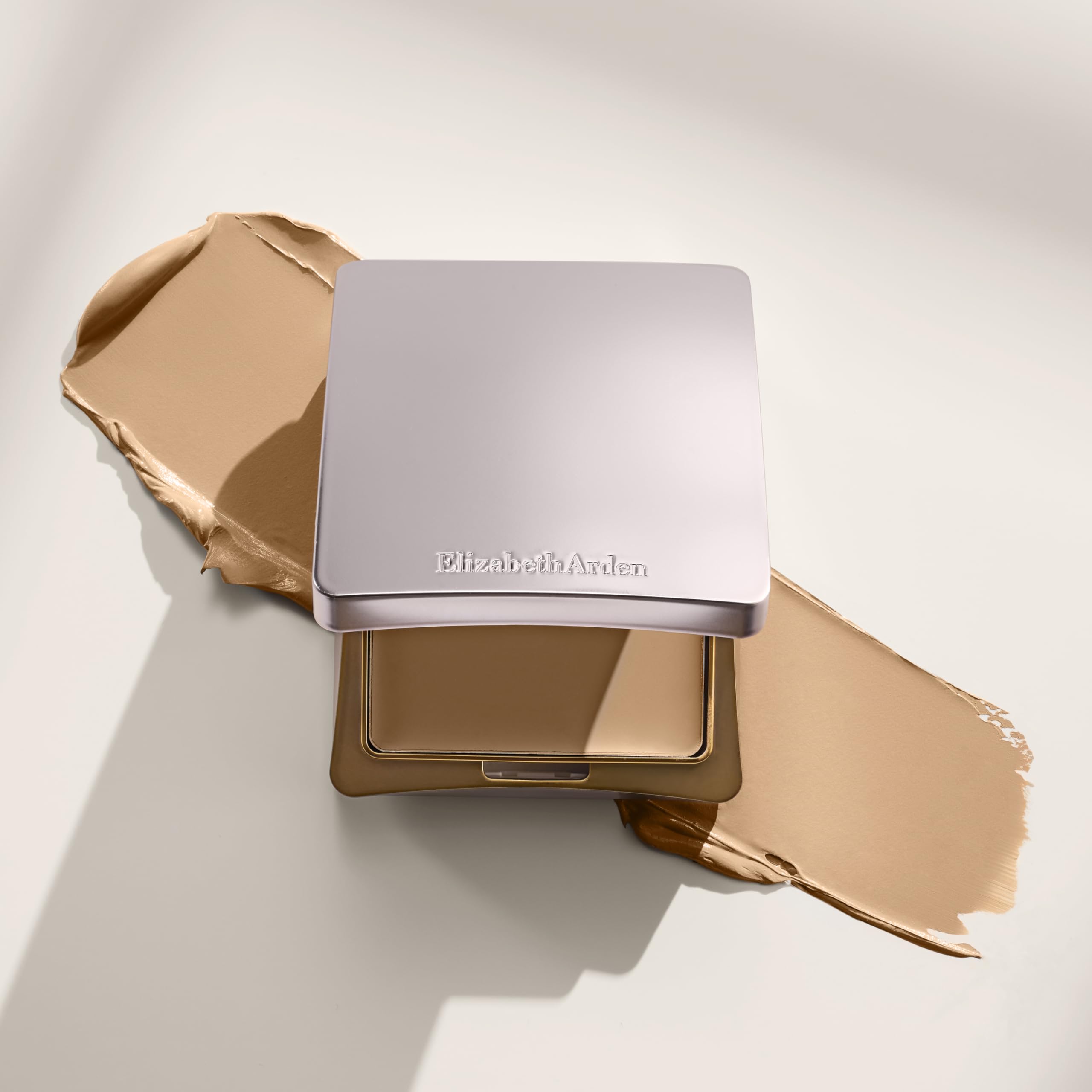 Elizabeth Arden Flawless Finish proporciona cobertura media a total para un rostro uniforme