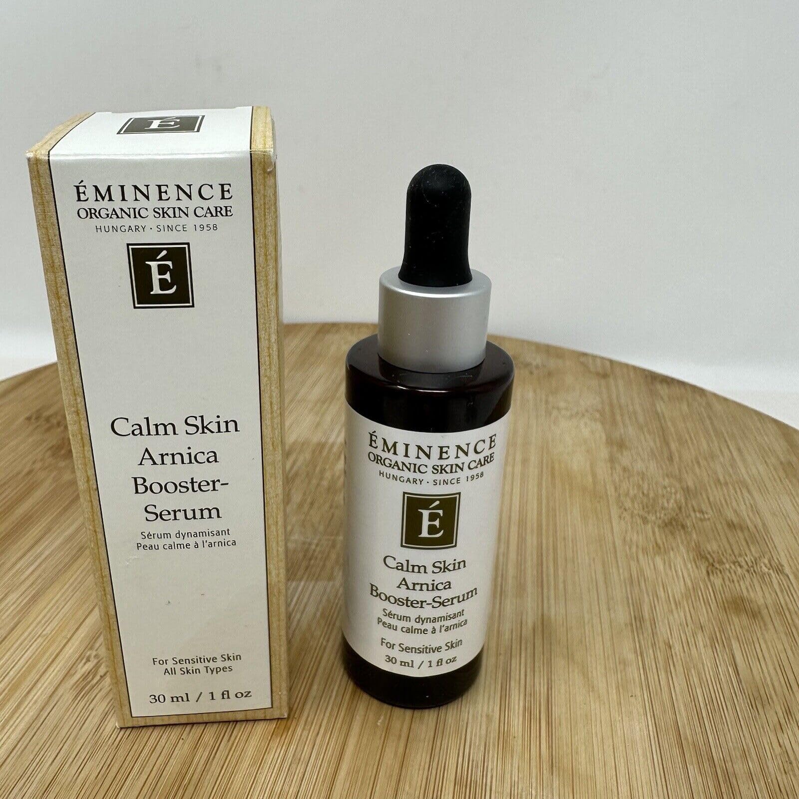 Empaque minimalista de Eminence protege el sérum.