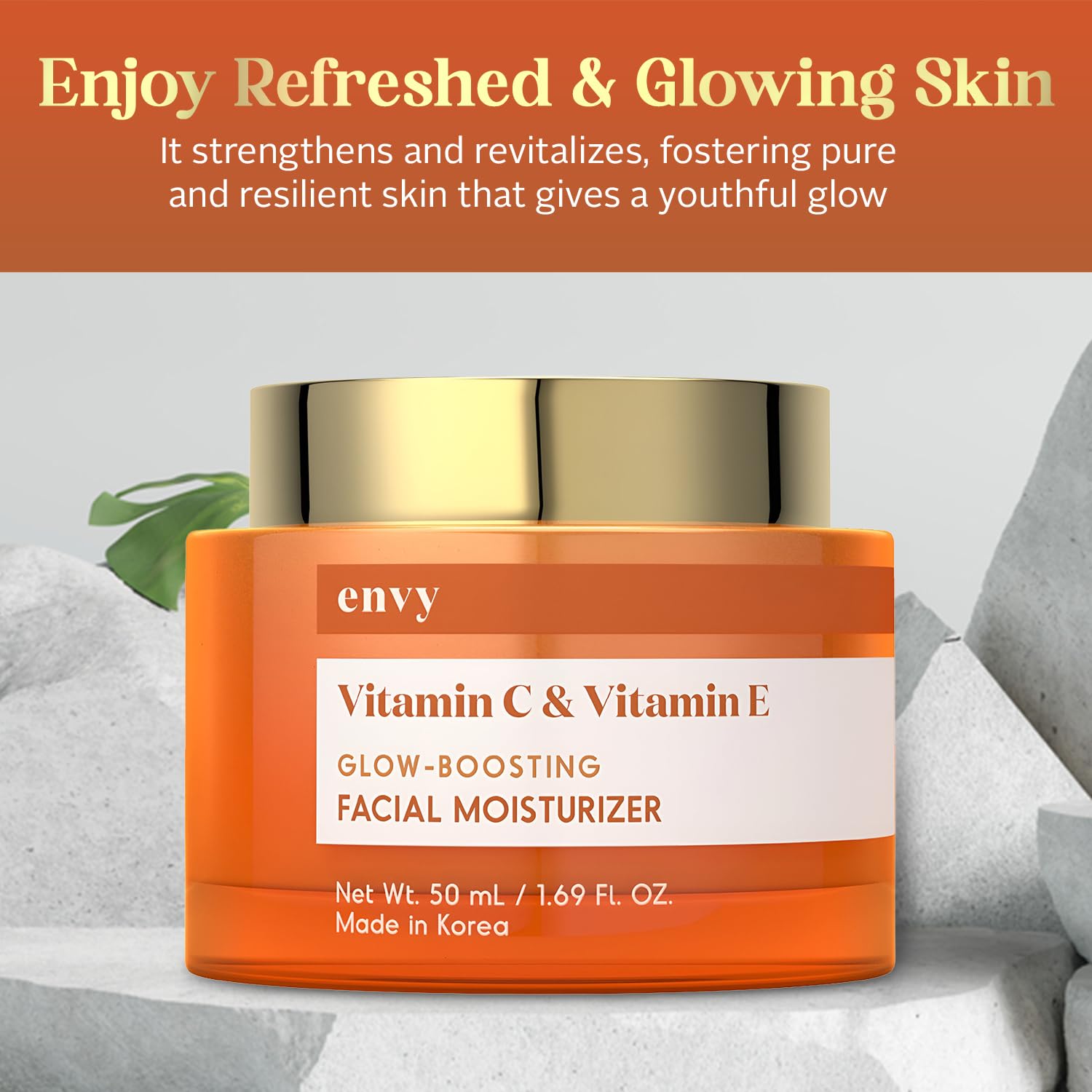 Aplicación de Envy crema rostro en la palma para uso diario.