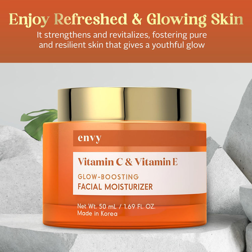 Aplicación de Envy crema rostro en la palma para uso diario.