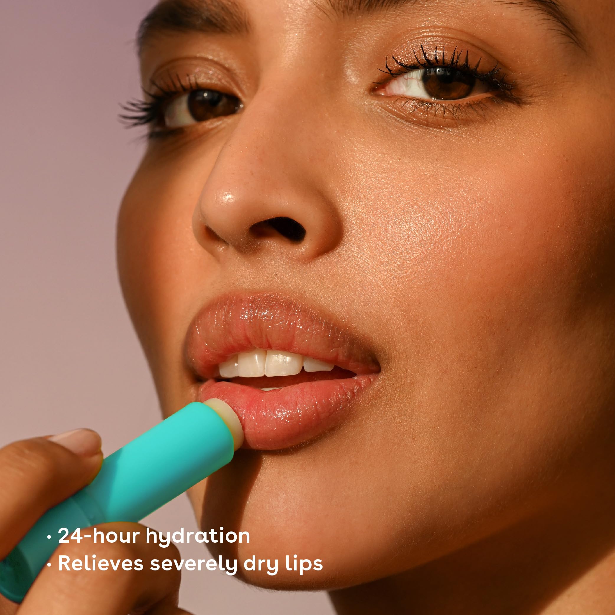 Textura con manteca de karité de EOS The Hero Lip Repair.