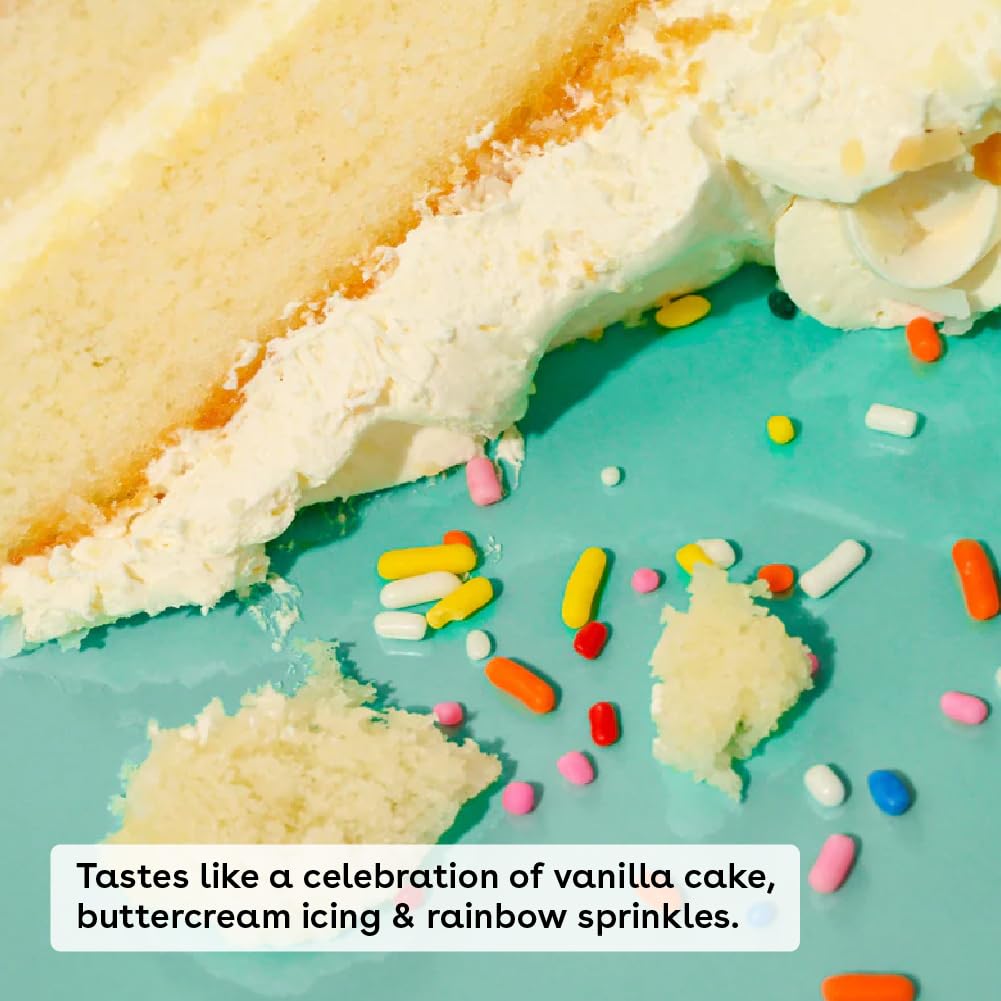 Aplicación suave del bálsamo eos en labios con sabor pastel de cumpleaños
