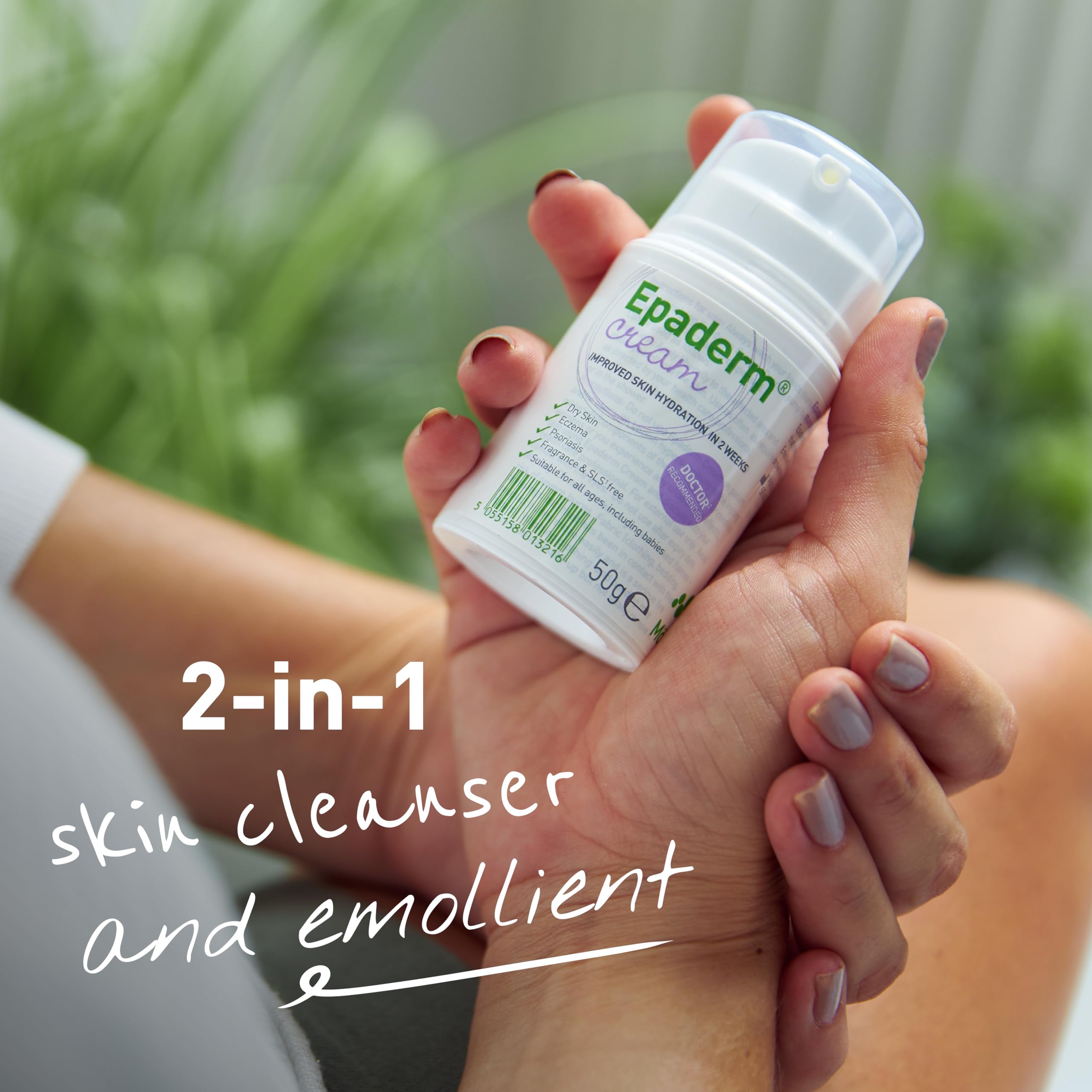 Aplicación suave de Epaderm Crema en la piel para hidratación.