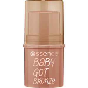 essence Baby Got Bronze: aplicación suave del bronceador crema en pomulos