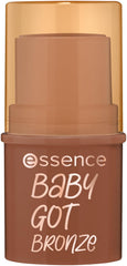 essence Baby Got Bronze Stick, textura cremosa facilita difuminado suave