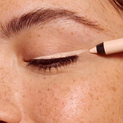 Delineador essence ocho tonos para expresión intensa.
