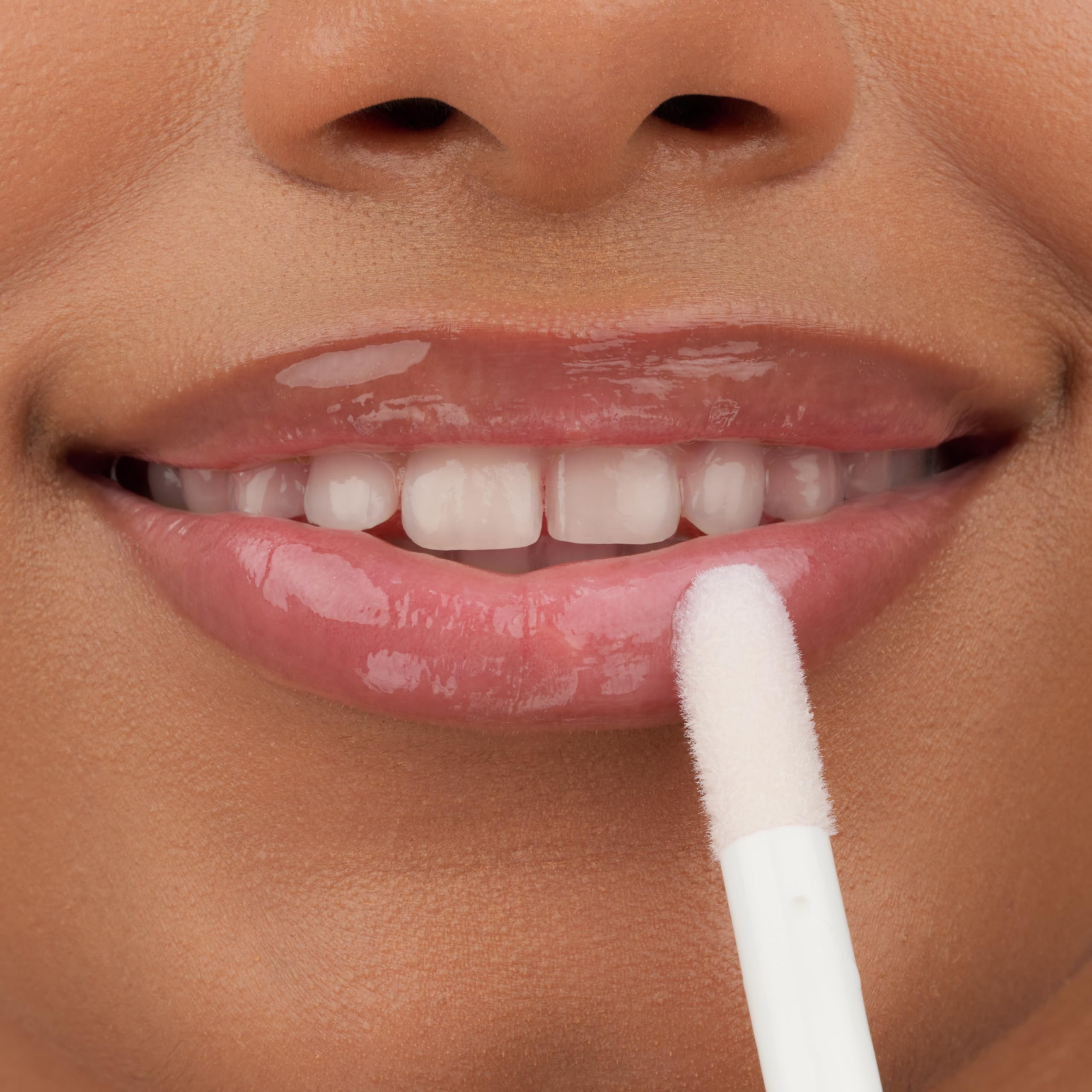 Envase transparente de Essence Hydra Kiss Lip Oil muestra el brillo.