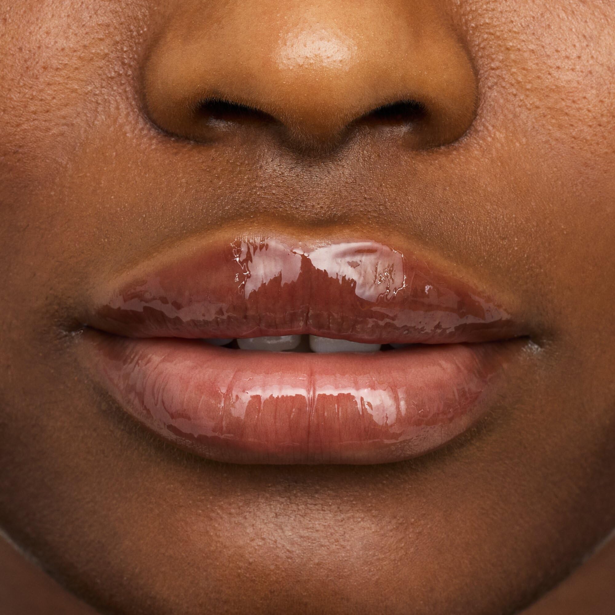 essence Hydra Kiss Lip Oil textura no pegajosa para un look cómodo.
