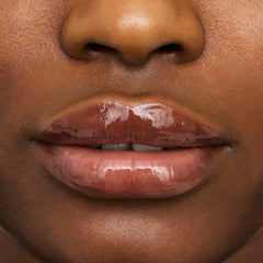 essence Hydra Kiss Lip Oil textura no pegajosa para un look cómodo.