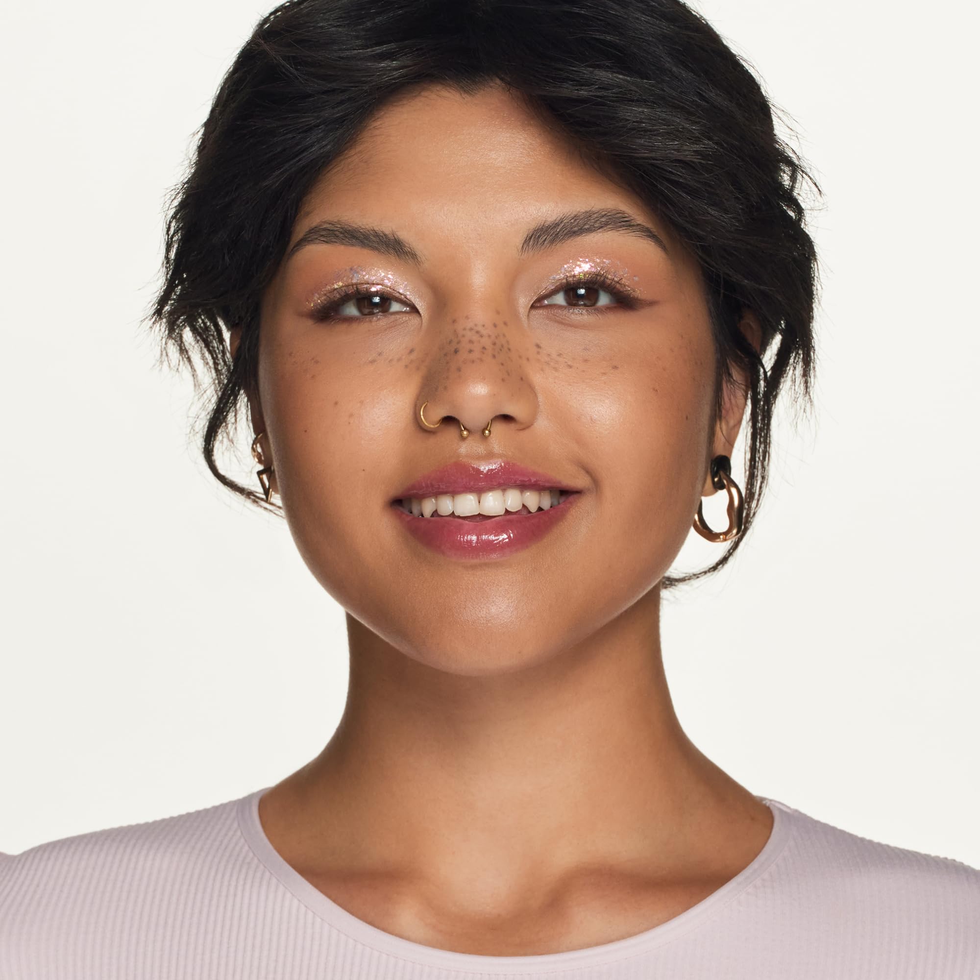 Perfecto para uso diario como pre-labial o toque de color, Essence Hydra Kiss Lip Oil.
