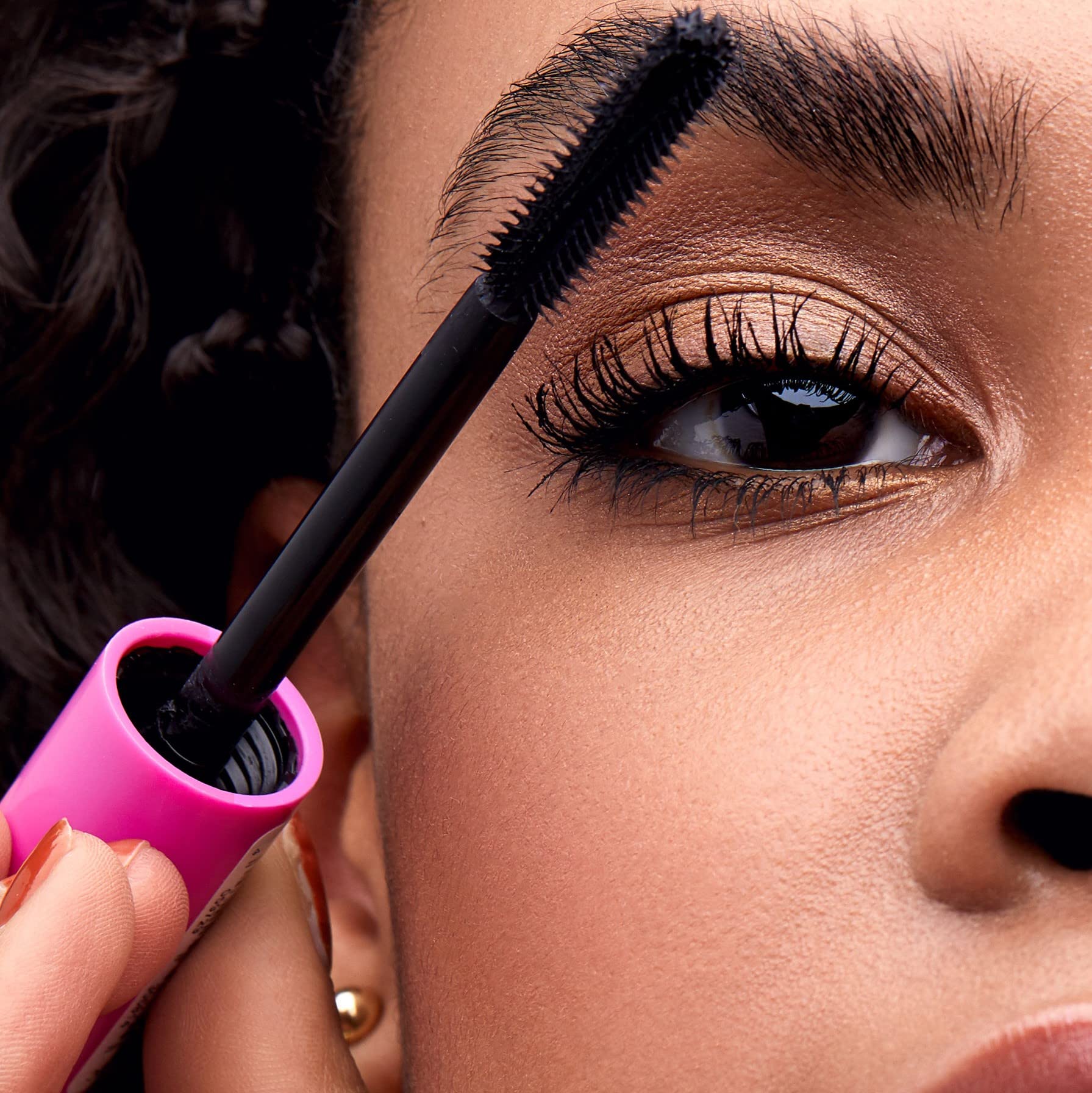 Pestañas con negro intenso gracias a essence I Love Extreme Crazy Volume Mascara.