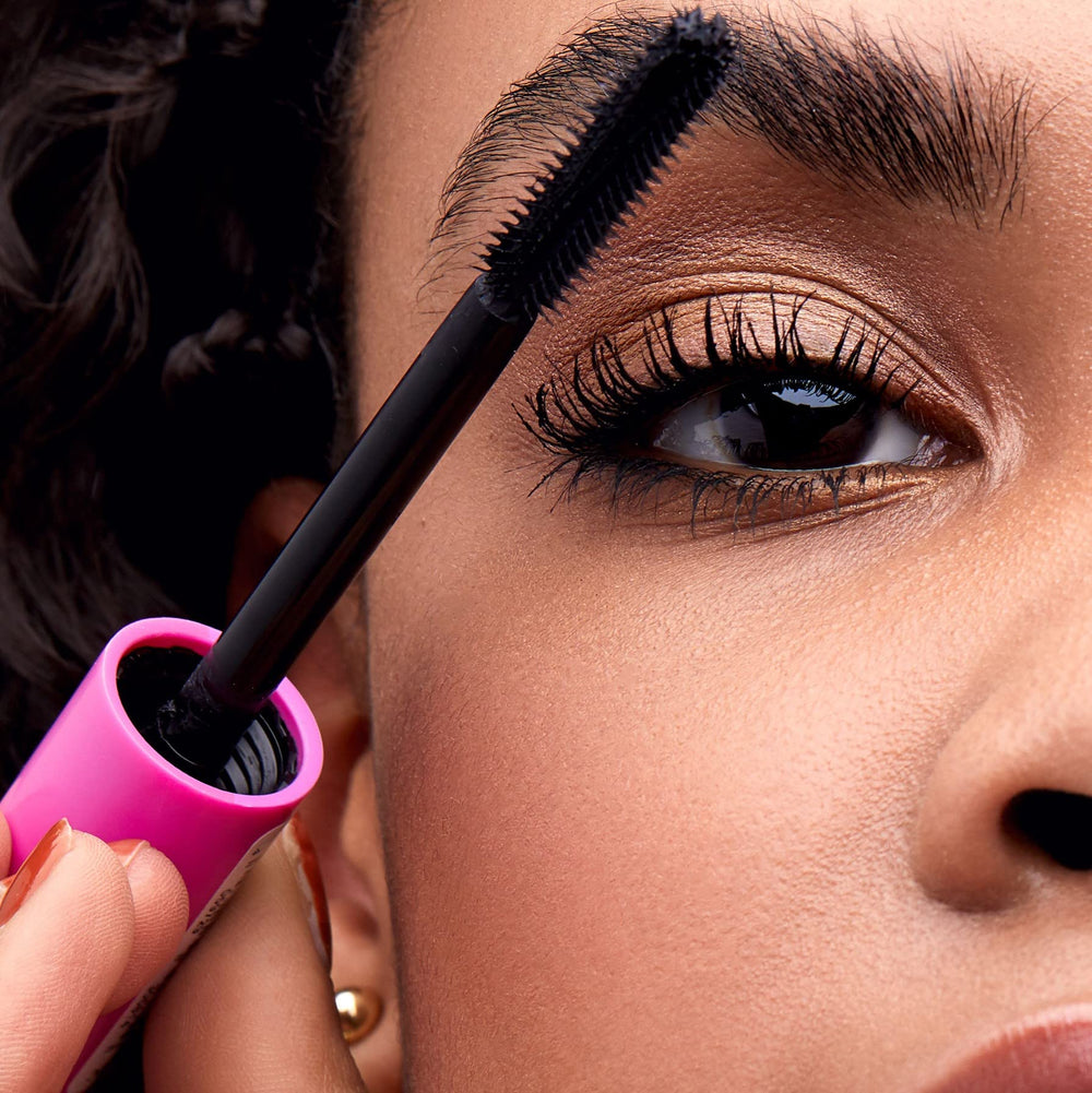 Pestañas con negro intenso gracias a essence I Love Extreme Crazy Volume Mascara.