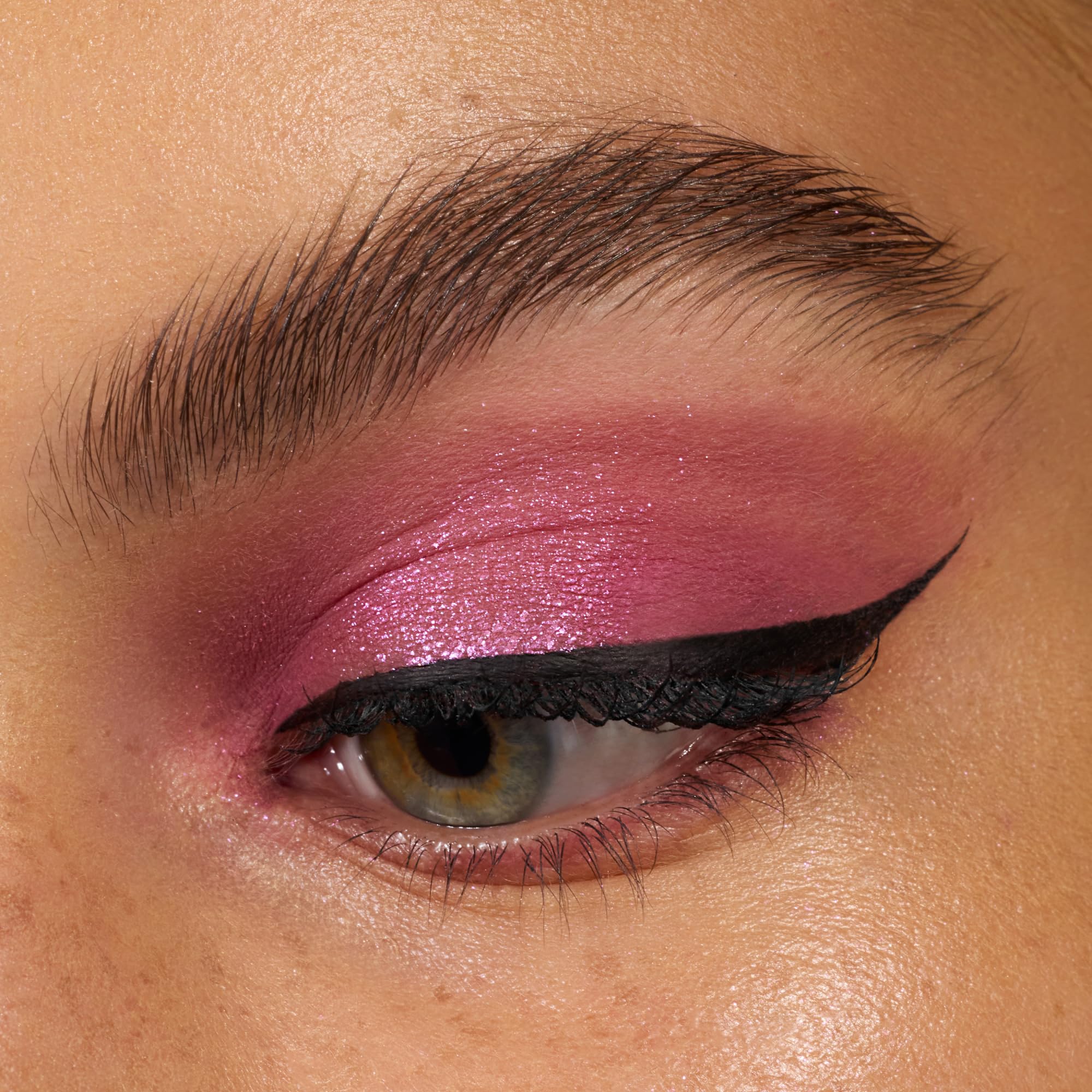 essence Lash Princess delineador líquido acabado mate para un look elegante todo el día