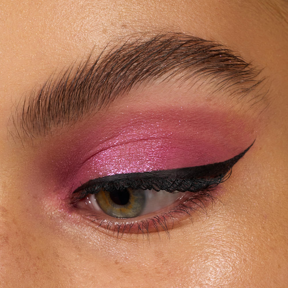 essence Lash Princess delineador líquido acabado mate para un look elegante todo el día