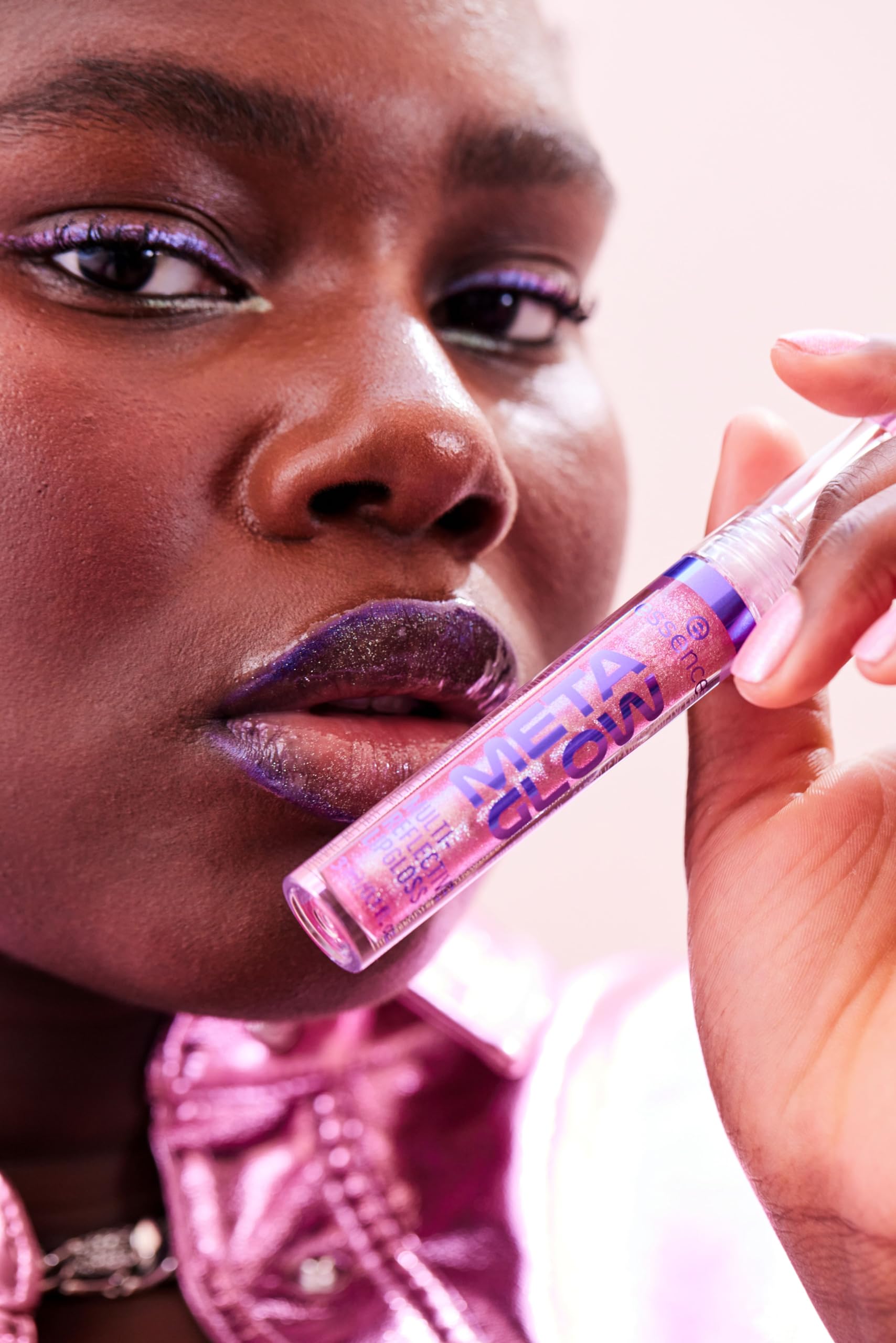 essence Meta Glow estilos diarios y ocasiones especiales con brillo