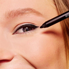 Stay & Play Gel Eyeliner con delineado definido y color intenso.