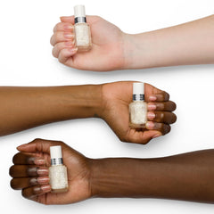 Capas superpuestas creando un brillo dimensional en uñas desnudas.