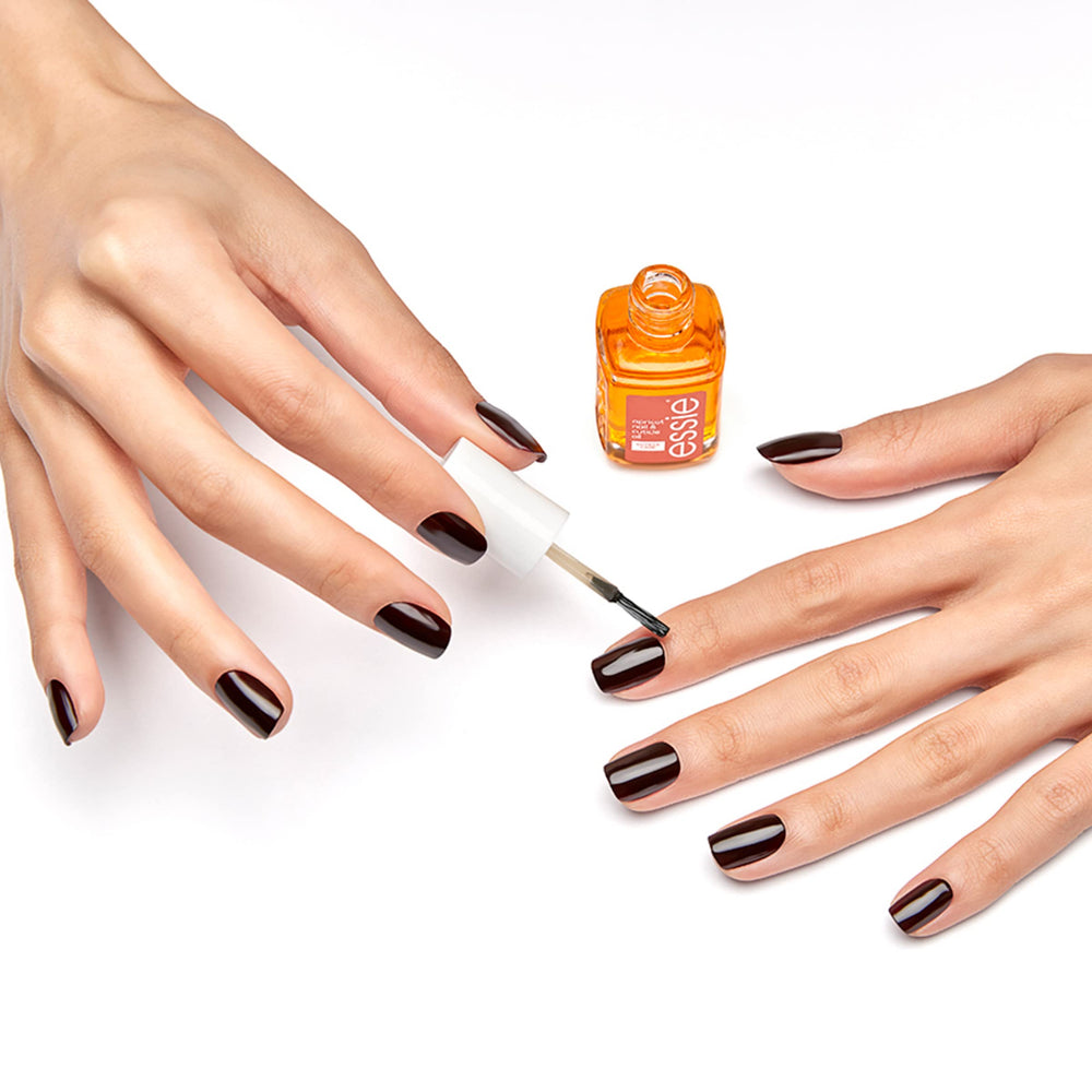 essie Cutículas más suaves gracias a aceite de albaricoque y jojoba.