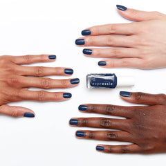 Essie Expressie azul marino crema para un look sofisticado.