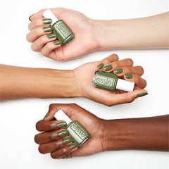 Essie Win Me Over, cobertura cremosa con dos capas para efecto sólido.