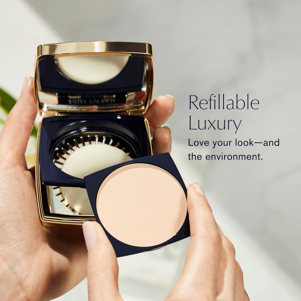 Control de aceite con Estée Lauder Double Wear para piel sin brillos todo el día.