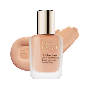 Estée Lauder Double Wear: botella con bomba para una aplicación limpia y cobertura duradera.